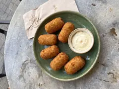 Croquetas tras la edición: luz cenital difusa y sombras abiertas