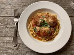 Pasta tras la edición: luz lateral suave y madera envejecida