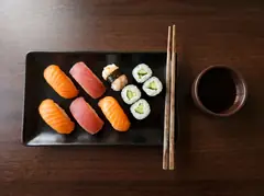 Sushi tras la edición: luz lateral suave y madera oscura